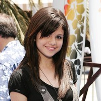 Selena Gomez mengawali karier sebagai aktris cilik lewat tayangan ‘Barney and Friends’ pada awal 2000-an. Sebelum populer jadi bintang Disney, wanita keturunan Meksiko ini tampil bersama Miley Cyrus dalam ‘Hannah Montana’. Foto: Getty Images