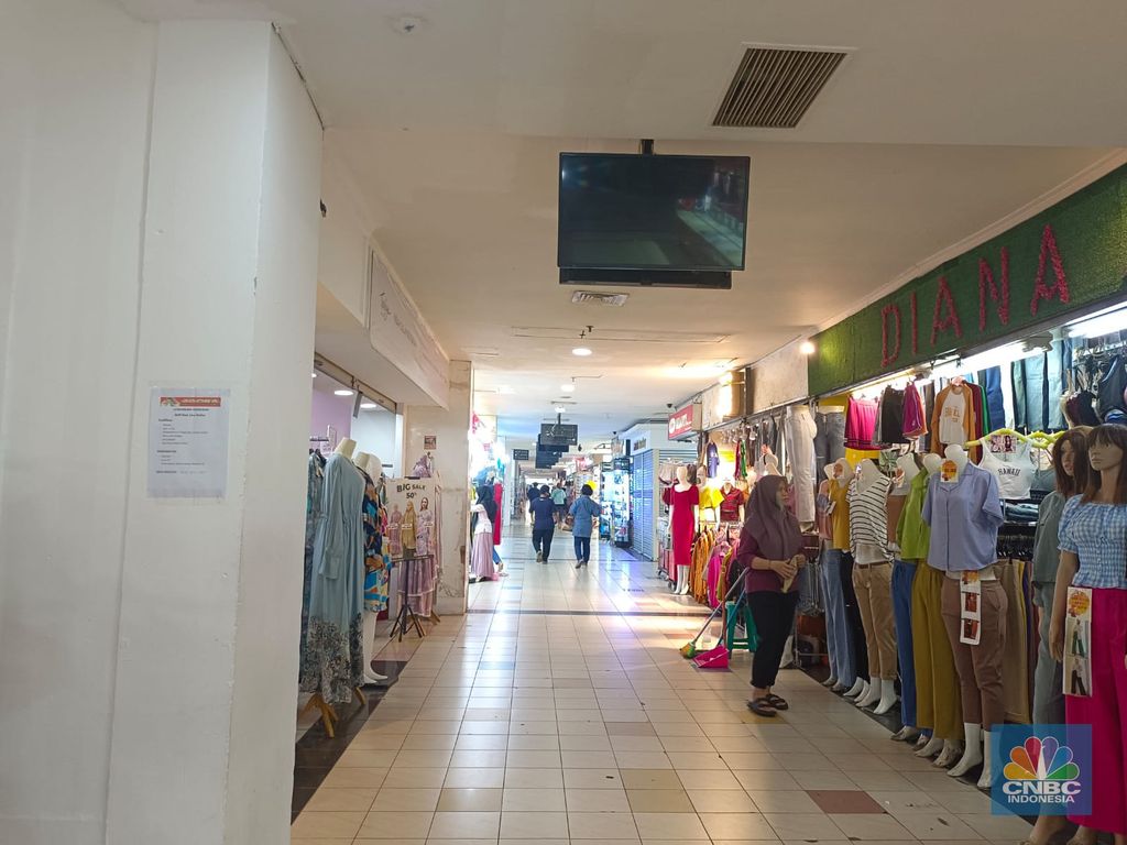 Sempat mati, sepi, dan lenggang, kini Mega Bekasi Hypermall sudah mulai ramai didatangi oleh pengunjungnya, terlebih saat akhir pekan.  (CNBC Indonesia/Martyasari Rizky)