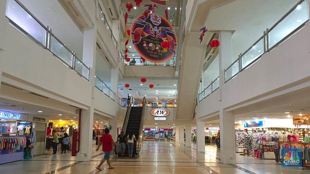 Sempat mati, sepi, dan lenggang, kini Mega Bekasi Hypermall sudah mulai ramai didatangi oleh pengunjungnya, terlebih saat akhir pekan.  (վ/Martyasari Rizky)