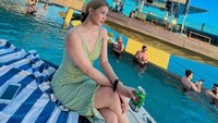 Mengunjungi beach club menjadi rutinitasnya saat berlibur ke Bali. Ditemani sekaleng bir, ia tampak anggun dengan dress hijaunya. Foto: Instagram/svra30_