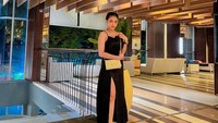 Tak hanya di Atlas Beach Club, Hotman Paris menambah aspri baru di W Super Club. Wanita asal Pontianak ini diakui Hotman berhasil membuatnya tertarik. Foto: Instagram/svra30_