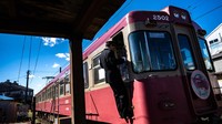Katsunori Takemoto, presiden Choshi Electric Railway, turun dari kereta di stasiun Nakanocho di Choshi, timur laut prefektur Chiba, Jepang.  