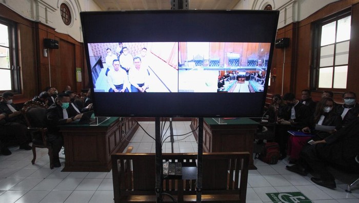 Sejumlah terdakwa dihadirkan secara daring saat sidang kasus tragedi Stadion Kanjuruhan Malang di Pengadilan Negeri Surabaya, Jawa Timur, Senin (16/1/2023). Sidang dengan agenda pembacaan dakwaan untuk lima terdakwa itu digelar secara daring.