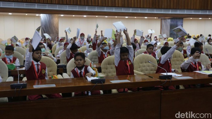 Siswa-Siswi Sekolah Dasar Ini Belajar Tentang DPR RI Sejak Dini Siswa dan siswi SDIT Cordova mengunjungi Gedung DPR. Kunjungannya tersebut unutk melihat dan belajar mengenai DPR RI.