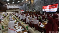 Para siswa dan siswi ini menyanyikan lagu kebangsaan Indonesia Raya.  