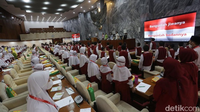 Siswa-Siswi Sekolah Dasar Ini Belajar Tentang DPR RI Sejak Dini Siswa dan siswi SDIT Cordova mengunjungi Gedung DPR. Kunjungannya tersebut unutk melihat dan belajar mengenai DPR RI.