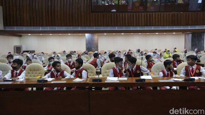 Siswa dan siswi SDIT Cordova mengunjungi Gedung DPR. Kunjungannya tersebut unutk melihat dan belajar mengenai DPR RI.