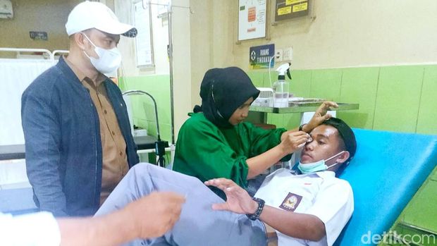 Siswa SMK Saintek Nurul Muslimin yang terluka mendapatkan perawatan medis, Senin (16/1/2023)