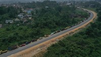 Foto udara sejumlah kendaraan mengantre untuk mendapatkan BBM jenis solar bersubsidi di SPBU Baruga, Kecamatan Baruga, Kendari, Sulawesi Tenggara, Senin (16/1/2023).