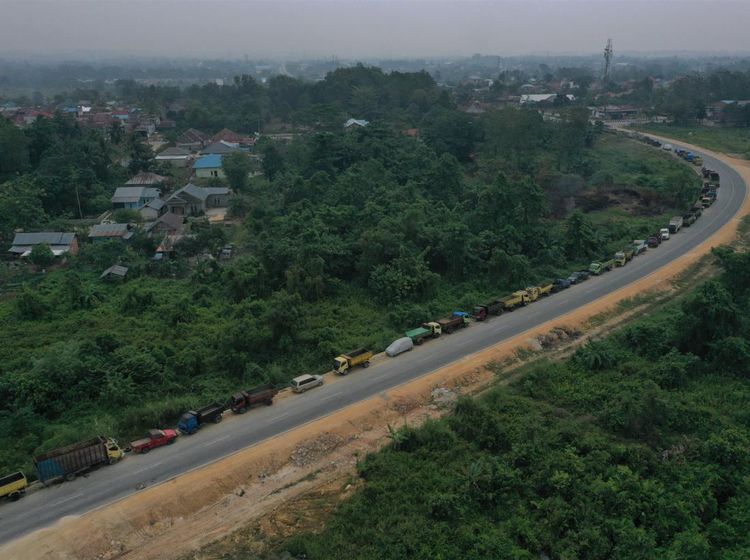 Sopir Truk di Kendari Rela Antre 5 Hari untuk Dapat BBM Solar Subsidi