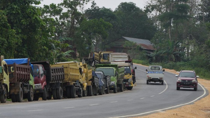 Foto udara sejumlah kendaraan mengantre untuk mendapatkan BBM jenis solar bersubsidi di SPBU Baruga, Kecamatan Baruga, Kendari, Sulawesi Tenggara, Senin (16/1/2023). Antrean truk terjadi setiap hari dan untuk mendapatkan 60 liter solar bersubsidi pemilik kendaraan harus mengantre selama dua sampai lima hari.