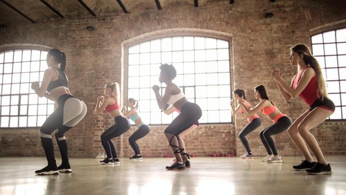 Ilustrasi olahraga squat jump.