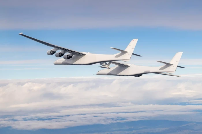Pesawat terbesar sejagat, Stratolaunch Roc,  berhasil melalui uji terbang ke-9 dan pecahkan rekor saat mengangkasa di atas gurun Mojave, California, AS, Jumat (13/1/2023).