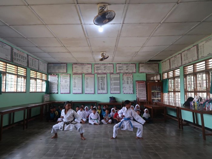 Suasana latihan karate di SDN Karanggondang, Pendowoharjo, Sewon, Bantul. Senin (16/1/2023).