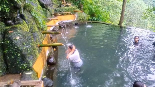 Suasana kolam pemandian suci Taman Beji Samuan di Carangsari, Petang, Badung, Bali, Minggu (15/1/2023).