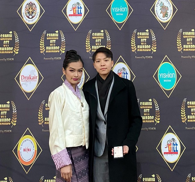 Inilah potret Tashi bersama pasangan lesbinya, Nyima S Dorji. Tashi secara terbuka memperkenalkan pasangannya itu di media sosialnya. Foto: dok. Instagram/ @tashi_chombal_dorji