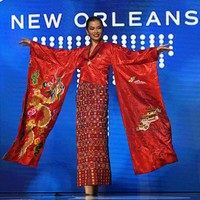 Sementara ini penampilan mewah Tashi Choden dengan kostum nasional yang dibawakan di panggung Miss Universe 2022. Foto: dok. Instagram/ @tashi_chombal_dorji