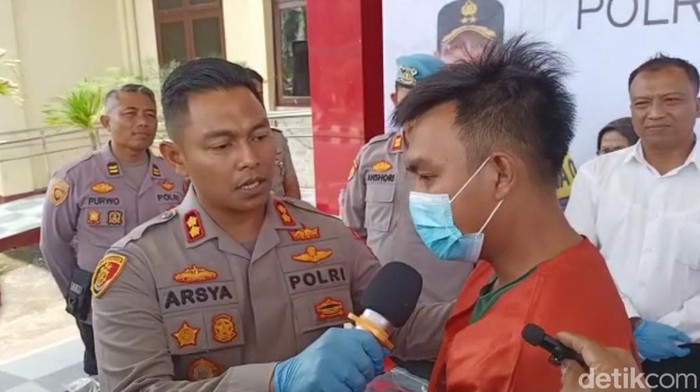 Tersangka pembunuh karyawan PDAM saat dihadirkan dalam rilis di Mapolres Probolinggo