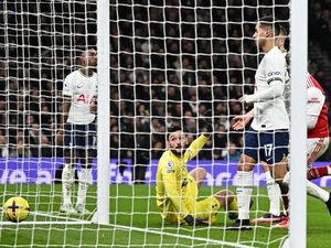 Duh, Hugo Lloris Eror Lagi...