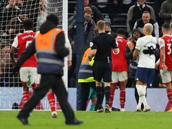 Ramsdale dibawa ke tepi lapangan. Tapi di sini kemudian malah ada suporter tuan rumah yang berusaha melabraknya. Foto: Getty Images/Marc Atkins