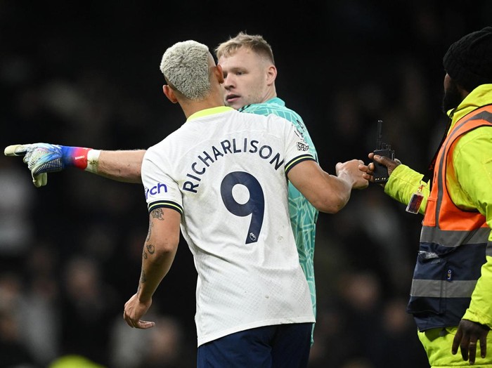 Soccer Football - Premier League - Tottenham Hotspur v Arsenal - Tottenham Hotspur Stadium, London, Britain - January 15, 2023 Tottenham Hotspur's Richarlison clashes with Arsenal's Aaron Ramsdale after the match REUTERS/Dylan Martinez EDITORIAL USE ONLY. No use with unauthorized audio, video, data, fixture lists, club/league logos or 'live' services. Online in-match use limited to 75 images, no video emulation. No use in betting, games or single club /league/player publications.  Please contact your account representative for further details.