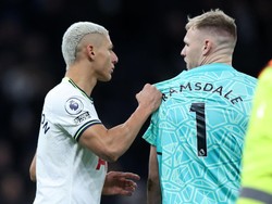 Richarlison tampak kesal dengan Ramsdale sampai menoyor kepala kiper Arsenal itu. Foto: Getty Images/Catherine Ivill