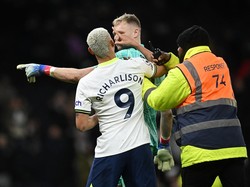 Seorang steward berusaha menengahi. Foto: REUTERS/DYLAN MARTINEZ