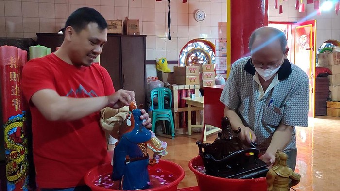 Tradisi Memandikan Patung Dewa di Kelenteng Hok Tek Bio Ciamis