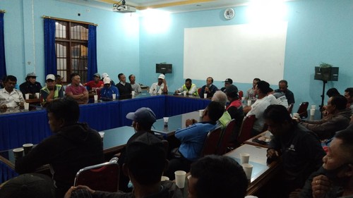 Puluhan tukang parkir di Buleleng saat mesadu ke Dishub Buleleng, Senin (16/1/2023).