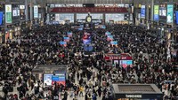 Ribuan orang memadati Stasiun Kereta Shanghai Hongqiao menjelang perayaan Imlek.  
