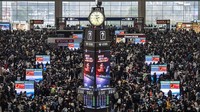 Warga China juga memanfaatkan momentum libur nasional Tahun Baru Imlek untuk bepergian. Kementerian transportasi Tiongkok memperkirakan sekitar 9 miliar perjalanan dilakukan selama periode libur nasional Imlek. (Getty Images/Kevin Frayer)