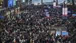 Tumpah Ruah Penumpang di Stasiun China Jelang Libur Imlek