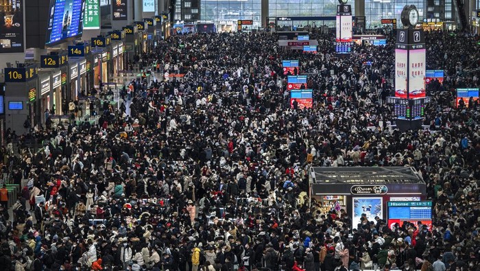 Tumpah Ruah Penumpang di Stasiun China Jelang Libur Imlek SHANGHAI, CHINA - JANUARY 15: Travellers crowd at the gates and wait for trains at the Shanghai Hongqiao Railway Station during the peak travel rush for the upcoming Chinese New Year holiday on January 15, 2023 in Shanghai, China. After China abandoned zero COVID restrictions in December, hundreds of millions of Chinese are expected to travel during the holiday period, many for the first time since the pandemic began in 2020. (Photo by Kevin Frayer/Getty Images)