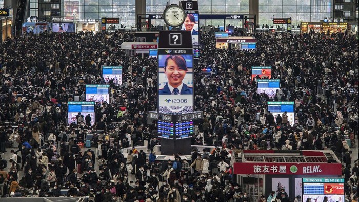 Tumpah Ruah Penumpang di Stasiun China Jelang Libur Imlek SHANGHAI, CHINA - JANUARY 15: Travellers crowd at the gates and wait for trains at the Shanghai Hongqiao Railway Station during the peak travel rush for the upcoming Chinese New Year holiday on January 15, 2023 in Shanghai, China. After China abandoned zero COVID restrictions in December, hundreds of millions of Chinese are expected to travel during the holiday period, many for the first time since the pandemic began in 2020. (Photo by Kevin Frayer/Getty Images)