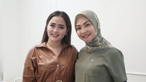 Vega Darwanti dan dokter Ellen saat berkunjung di klinik Dermapro.