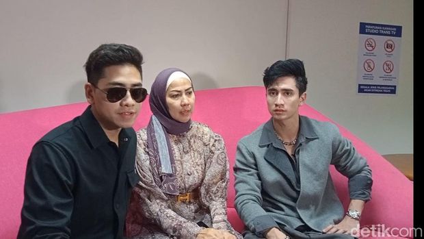 Venna Melinda, Verrell Bramasta dan Athala saat ditemui di kawasan Trans TV.