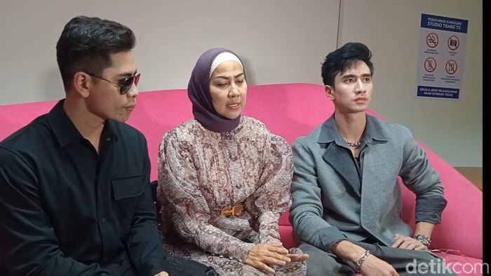 Venna Melinda, Verrell Bramasta dan Athala saat ditemui di kawasan Trans TV.