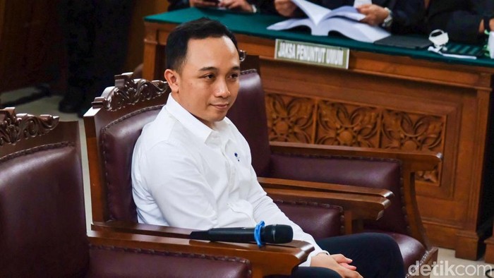 Wajah Tenang Bripka Ricky Rizal Hadapi Sidang Tuntutan Bripka Ricky Rizal menjalani sidang tuntutan kasus pembunuhan Brigadir Yosua Hutabarat. Ricky tampak tenang sebelum menjalani sidang.
