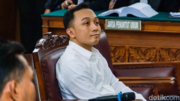Bripka Ricky Rizal menjalani sidang tuntutan kasus pembunuhan Brigadir Yosua Hutabarat. Ricky tampak tenang sebelum menjalani sidang.