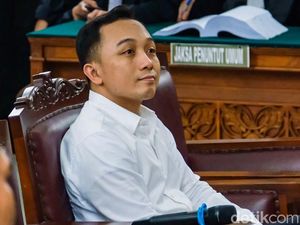Wajah Tenang Bripka Ricky Rizal Hadapi Sidang Tuntutan