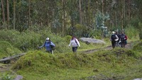 Warga yang tinggal di lereng Gunung Berapi Cotopaxi menggelar latihan evakuasi.  