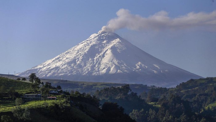 Warga di Lereng Gunung Berapi Ekuador Gelar Latihan Evakuasi The Cotopaxi volcano spews a plume of vapor and ash as seen from Quito, Ecuador, Wednesday, Dec. 28, 2022. (AP Photo/Juan Diego Montenegro)