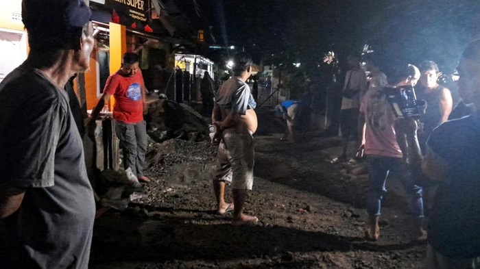 Warga Sukabumi kerja bakti perbaiki jalan hingga larut malam.