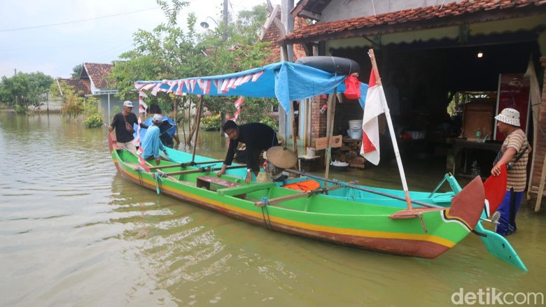 Wisata perahu keliling persawahan kebanjiran di Desa Mintobasuki Kecamatan Gabus, Pati, Senin (16/1/2023).