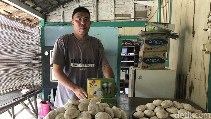 Kue Yopia khas Lasem buatan Toni Haryanto di Desa Karangturi, Lasem, Senin (16/1/2023) pagi.