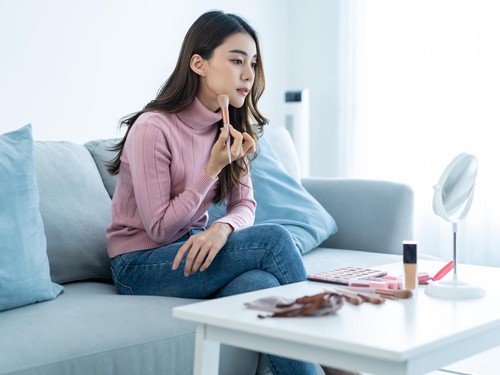 8 Rekomendasi Makeup Natural untuk Pemula yang Harganya Terjangkau
