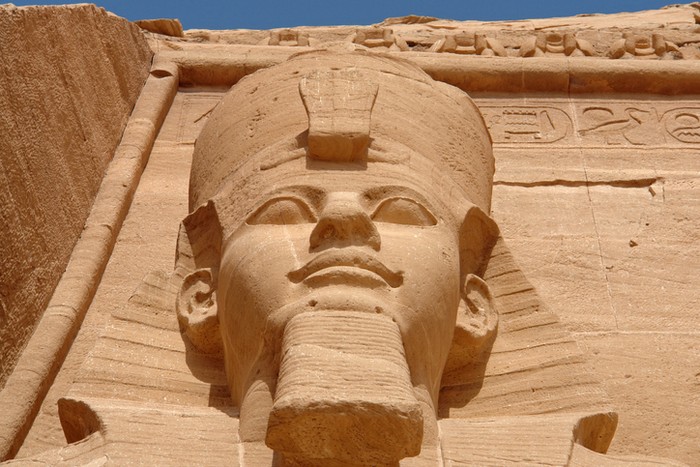 Patung pertama firaun raja muda Ramses II di Abu Simbel Egipt (lanskap). Foto: April 2006