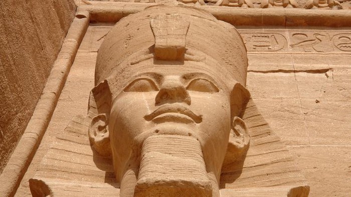 Patung pertama firaun raja muda Ramses II di Abu Simbel Egipt (lanskap). Foto: April 2006