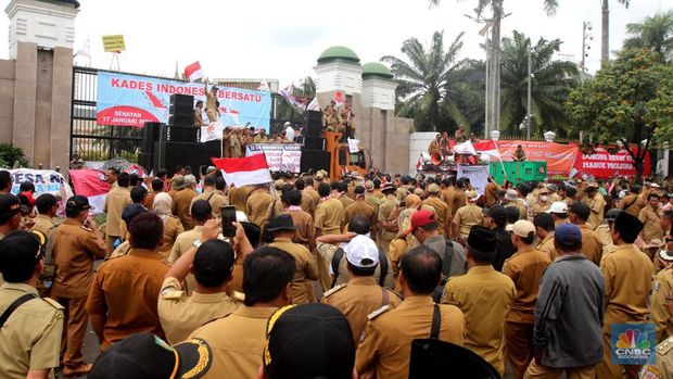 Aksi unjuk rasa ratusan kepala desa di depan Gedung Parlemen Senayan, Selasa (17/01/2023). Massa menuntut perpanjangan masa jabatan dari enam tahun menjadi sembilan tahun. (CNBC Indonesia/ Muhammad Sabki)