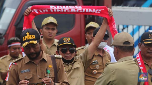 Aksi unjuk rasa ratusan kepala desa di depan Gedung Parlemen Senayan, Selasa (17/01/2023). Massa menuntut perpanjangan masa jabatan dari enam tahun menjadi sembilan tahun. (CNBC Indonesia/ Muhammad Sabki)